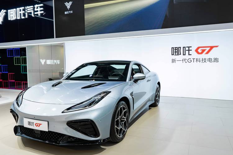 重庆26哪吒汽车在智能汽车领域的表现，领途汽车在新能源汽车市场中的影响力